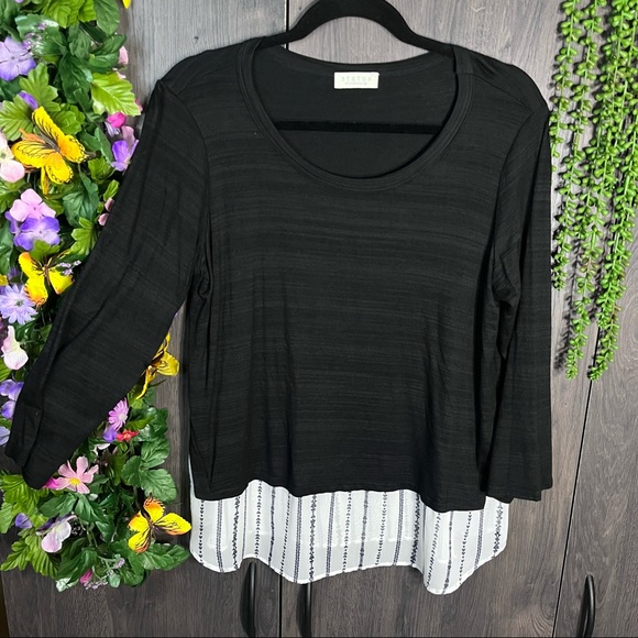 💙2/$40💙Status by Chenault Printed Tiered Blouse Size Medium - Picture 4 of 16